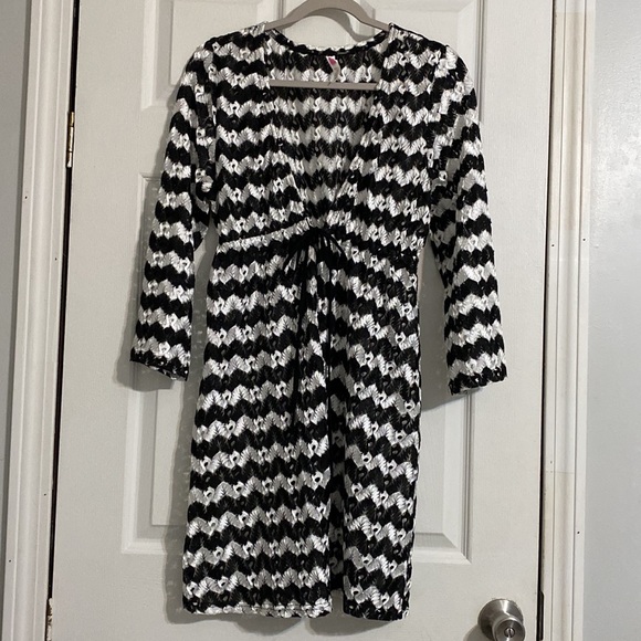 Women’s black and white lace coverup - Picture 6 of 6